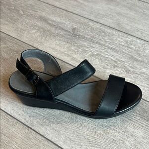 Chocolat Blu Black leather classic wedge Sandals size 8.5